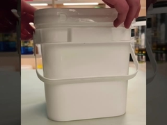 Un seau en plastique de 5 litres carrés
