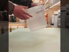 Un seau en plastique transparent