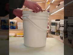 Un seau de peinture en plastique de 18 litres