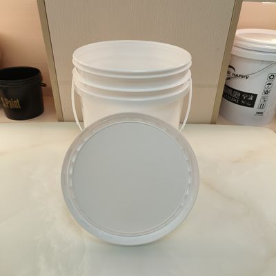 Un seau en plastique de 20 litres avec un couvercle