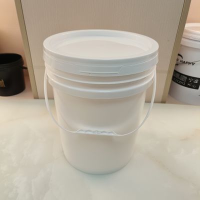 Un seau en plastique de 20 litres avec un couvercle