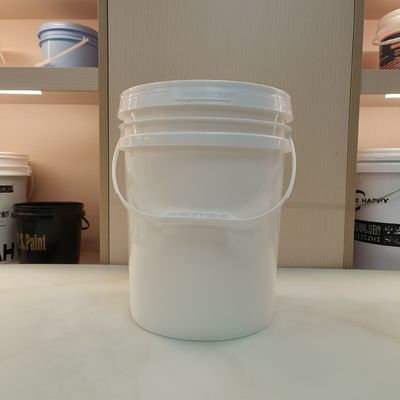 Un seau en plastique de 20 litres avec un couvercle