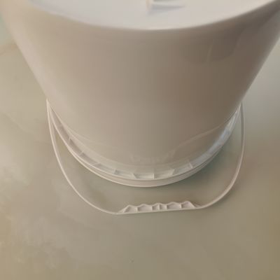 Blanc Noir 10L Bouteille ronde en plastique Matériau PP avec couvercle de joint