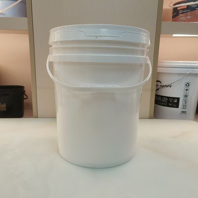 Un seau en plastique en polypropylène, des seaux de 5 gallons avec un couvercle, résistant aux produits chimiques.