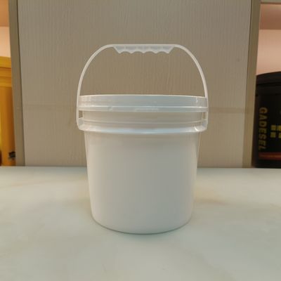 Un seau en plastique en polypropylène, des seaux de 5 gallons avec un couvercle, résistant aux produits chimiques.
