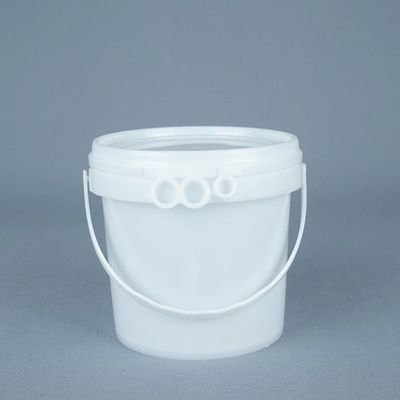Des seaux de plastique blancs empilés avec des couvercles pour le stockage des aliments