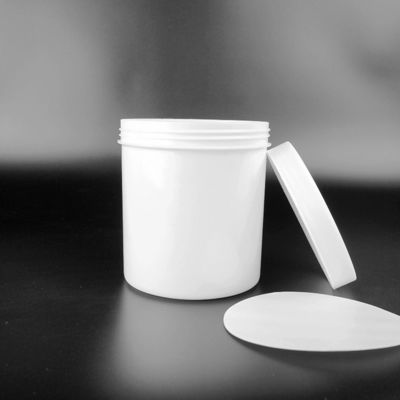 Des seaux de plastique blancs empilés avec des couvercles pour le stockage des aliments