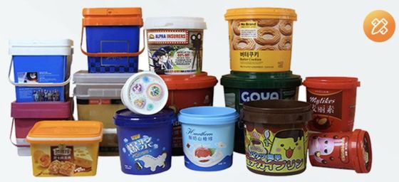 Des seaux de plastique blancs empilés avec des couvercles pour le stockage des aliments