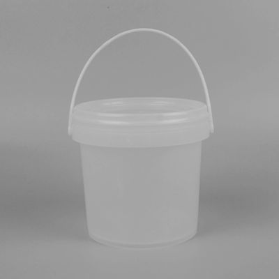 Un seau en plastique transparent de 5 gallons avec poignée métallique