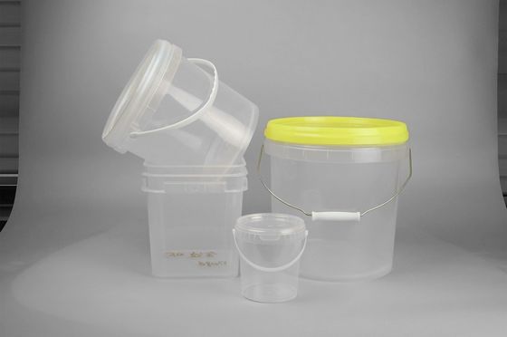 Un seau en plastique transparent de 5 gallons avec poignée métallique