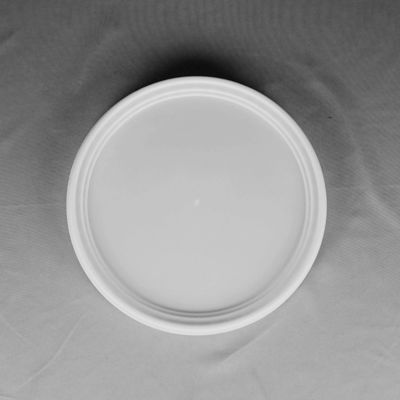 Un seau de 20 litres de lubrifiant blanc avec un couvercle et un tuyau anti-âge