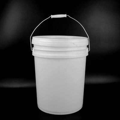 Un seau d'huile en plastique blanc imperméable à la chaleur avec couvercle