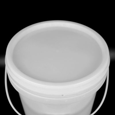 Un seau d'huile en plastique blanc imperméable à la chaleur avec couvercle