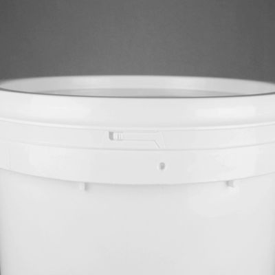 Un seau à huit litres d'huile étanche, un seau en plastique rond avec un couvercle.