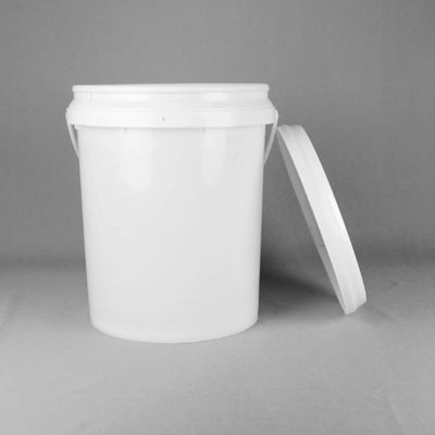 Un seau de peinture en plastique de 1 gallon rond et recyclable, imperméable