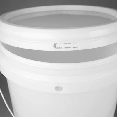 Un seau de peinture en plastique de 1 gallon rond et recyclable, imperméable