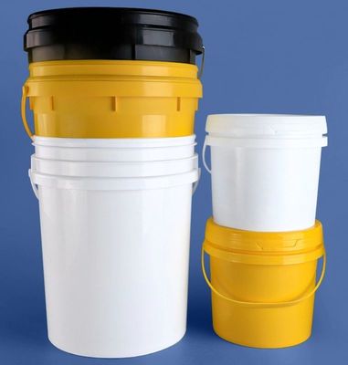 Un seau en plastique empilable de 5 gallons avec un couvercle