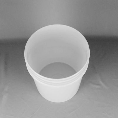 Un seau en plastique empilable de 5 gallons avec un couvercle