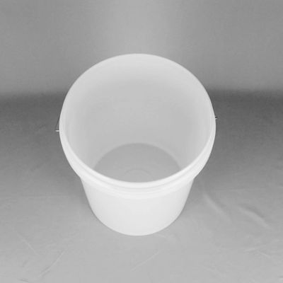 Un seau en plastique empilable de 5 gallons avec un couvercle