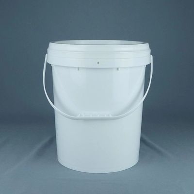 Un seau de stockage de nourriture polyvalent de 5 gallons avec un couvercle résistant aux UV.