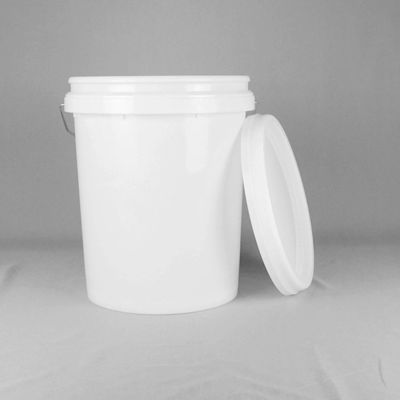 Un seau de stockage de nourriture polyvalent de 5 gallons avec un couvercle résistant aux UV.
