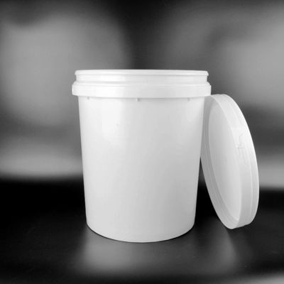 Un seau d'engrais en plastique de 1 à 25 litres pour l'agriculture