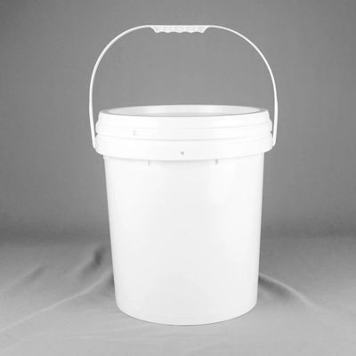 Un seau d'engrais en plastique de 1 à 25 litres pour l'agriculture