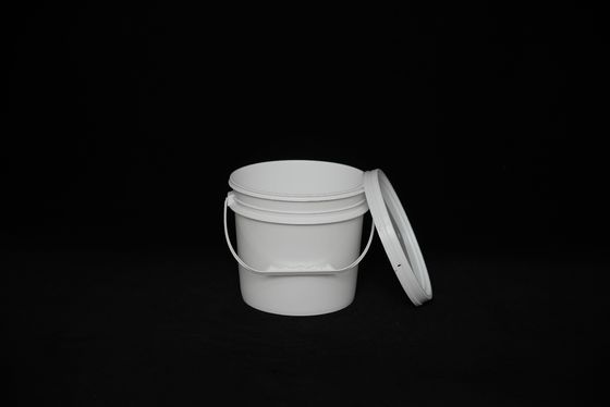 Un seau de nourriture en plastique transparent avec couvercle