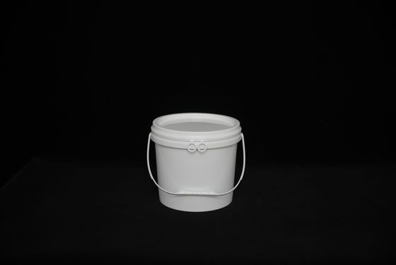 Un seau de nourriture en plastique transparent avec couvercle