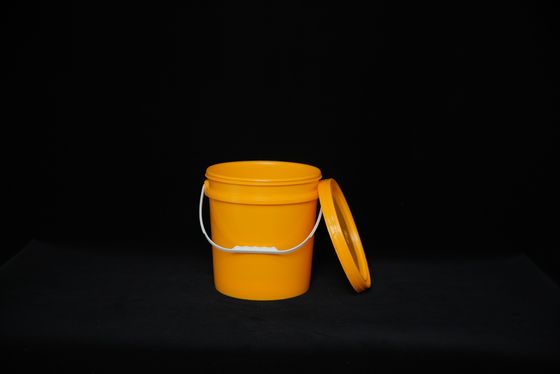Un seau en plastique rond léger avec un logo personnalisé