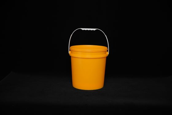 Un seau en plastique rond léger avec un logo personnalisé