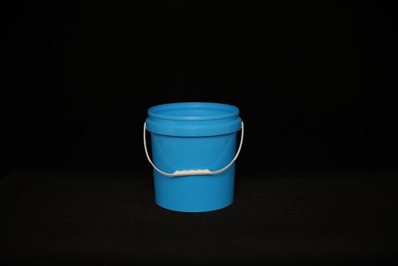 Un seau de nourriture en plastique transparent avec couvercle