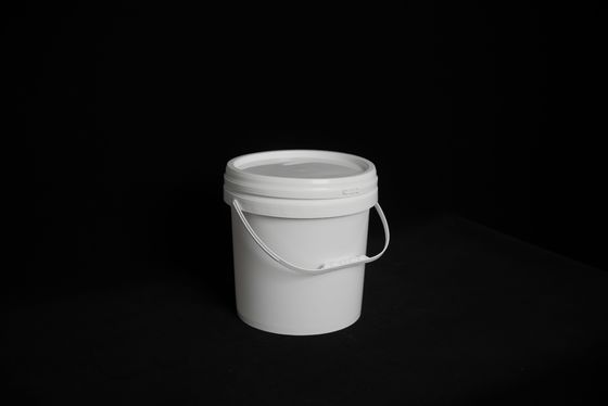 Un seau en plastique de 5 gallons avec poignée et couvercle