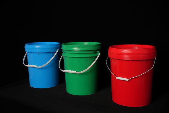 Un seau en plastique de 5 gallons avec poignée et couvercle