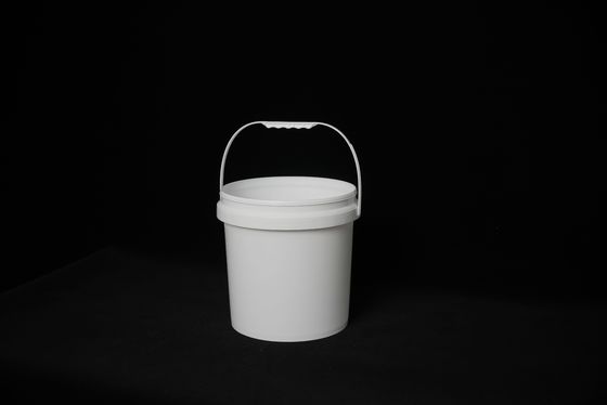 Un seau en plastique de 5 gallons avec poignée et couvercle