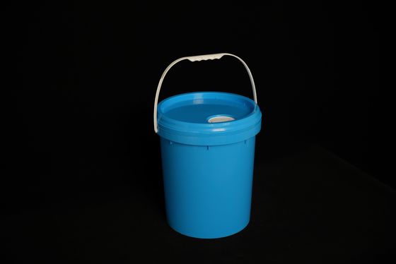 Un seau en plastique rond léger avec un logo personnalisé
