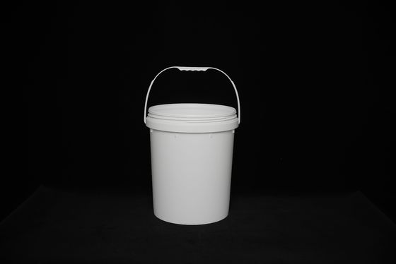 Un seau en plastique rond et lisse avec un couvercle de scellé