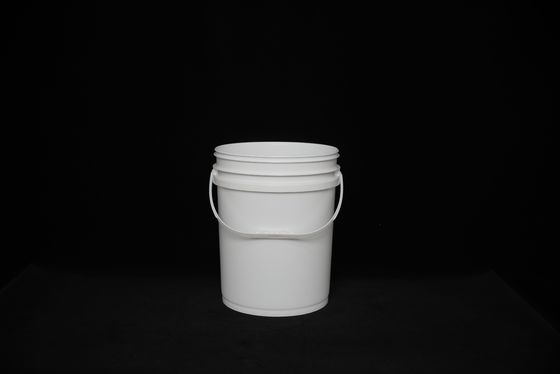 Un seau en plastique rond et lisse avec un couvercle de scellé
