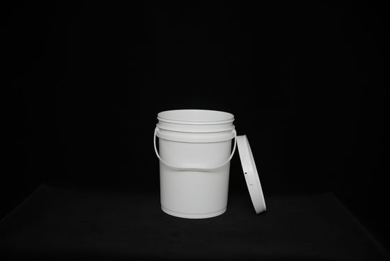 Un seau en plastique rond et hermétique personnalisé avec couvercle