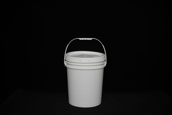 Un seau en plastique rond et lisse avec un couvercle de scellé